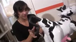 Netter süßer Junge testet Sexspielzeug