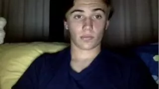 Spanischer süßer Junge zeigt seinen großen Arsch im Doggy Style