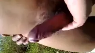 Grausame Herrin im Catsuit peitscht einen Sklaven aus