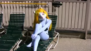 Kigurumi Nerz im Pool - sexy Beine und Füße