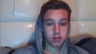 Sehr niedlicher Junge zeigt seinen knackigen Arsch auf einem großen Schwanz