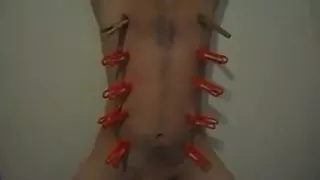 Ama Sadica castiga brutalmente a esclavo