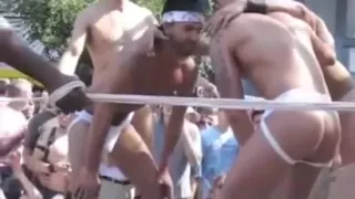 Nacktes Wrestling in der Öffentlichkeit