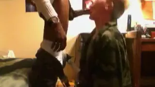 Schwule Deepthroat-Action mit Gesichtsbesamung und Sperma-Schlucken