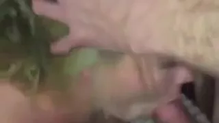 Blondinette en gangbang