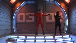 BDSM armer Twink im glänzenden Catsuit gefesselt und gefickt