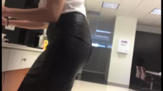 Köstliche Latina-Mitarbeiterin offener Arsch im Bleistiftrock