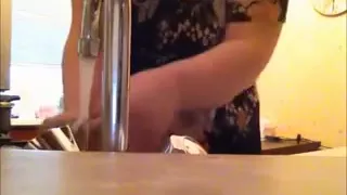 dona de casa se masturbando na cozinha