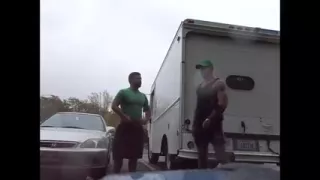 Heißes öffentliches Wichsen an einem regnerischen Tag