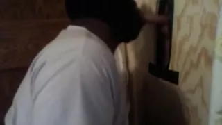 Verheiratete Schwarze schluckt Sperma eines weißen Jungen