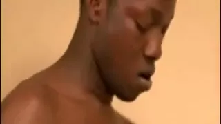 Weißer Mann wird zwischen schwarzen Schwänzen geteilt