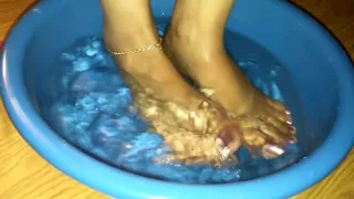 Sexy Feet in pumps and barefoot