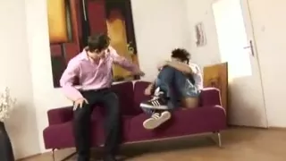 Schwuler Hunk bekommt einen Blowjob und fickt einen Twink