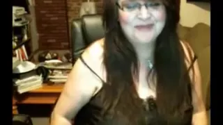 Fat mature slut fingers her gaping beaver