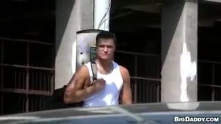 Trucker Daddy fickt Twink Boy in der Öffentlichkeit