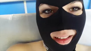 Maskierter Süßer fickt und bläst