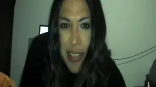 Lateinische Shemale saugt Schwanz in Pov-Porno