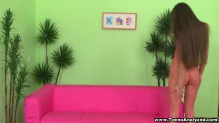 Teen in Netzstrumpfhose nimmt harten Analsex