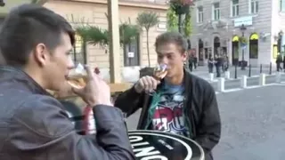 Schwuler Twink und ein Hunk haben Bareback-Sex