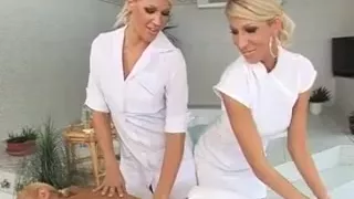 Three fisting lezzers