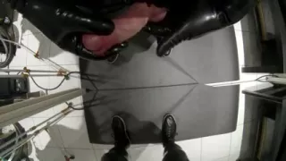 Neuer Latexhandschuh für Nadia Trav