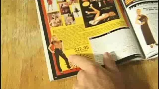 Verführerisches rothaariges Kätzchen fickt auf einem Tisch