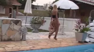 Tayla Dieckman wird auf dem Rasen gerammt