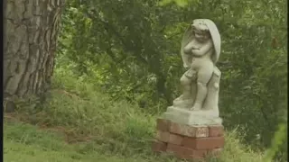 Transsexuelle in roten Latex-Dessous schlägt einen Kerl