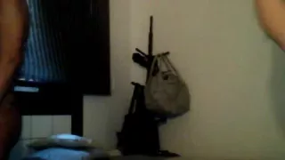 Tgirl isst zwei Schwänze vor der Kamera