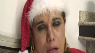 Der Weihnachtsmann wird von einem Schwanz einer Shemale hart gefickt