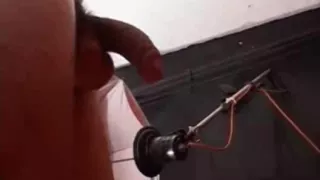 Niedliche Transe lässt sich den Anus vor dem Eincremen dehnen