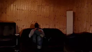 Transsexuelle in Maske schlägt gefesselten Schwanz ab