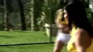 Zwei Volleyballtrios sind mit Schiedsrichterentscheidung nicht einverstanden