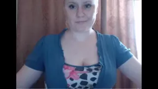 Hot MILF flashing her big wobblers