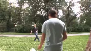 Schwuler Bareback-Porno mit einem Hunk, der einen Twink fickt