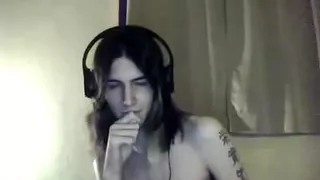 Heißer haariger Junge mit großem Schwanz