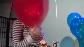 Girls to pump inflate balloons pop to blow