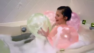 Bath with balloon, pop!