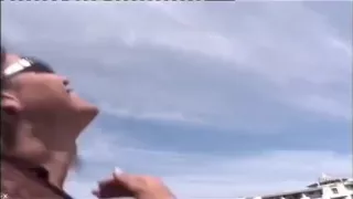 Leckere Transe in Netzstrümpfen wird in gemeinsamer Szene gefickt