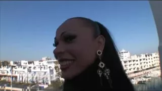Sex mit vollbusiger Latina Shemale