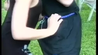 Sex auf der Wiese mit einer kleinen titted shemale