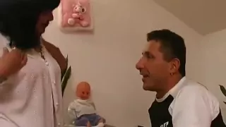 Gruppensex mit einer großen Ebony-Transsexuellen