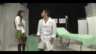 Transsexueller Patient nagelt einen Arzt