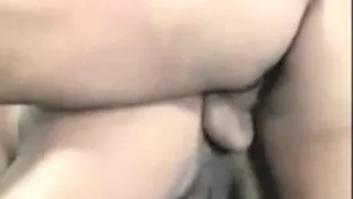 Großbrüstige brünette Frau Doggy Style gefickt