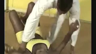 Sexy Latina wird von einem Kämpfer geknallt