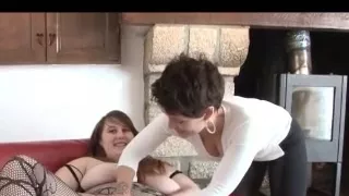 LJ95 Romi grosse chienne offerte a 2 grosses bites