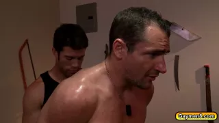 Schwule Bestrafung vor einem Blowjob und schwulem Analfick