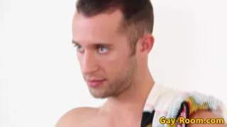 Dickhäutiges Model bohrt tätowierten Fotografen