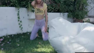 Flexy bitch become horny teasing her tits in public