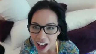 Schüchterne sexy Brünette mit steinharten Brustwarzen